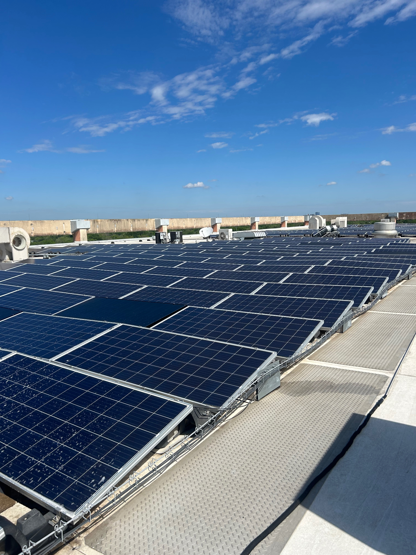 Large commercial rooftop solar installation in Texas